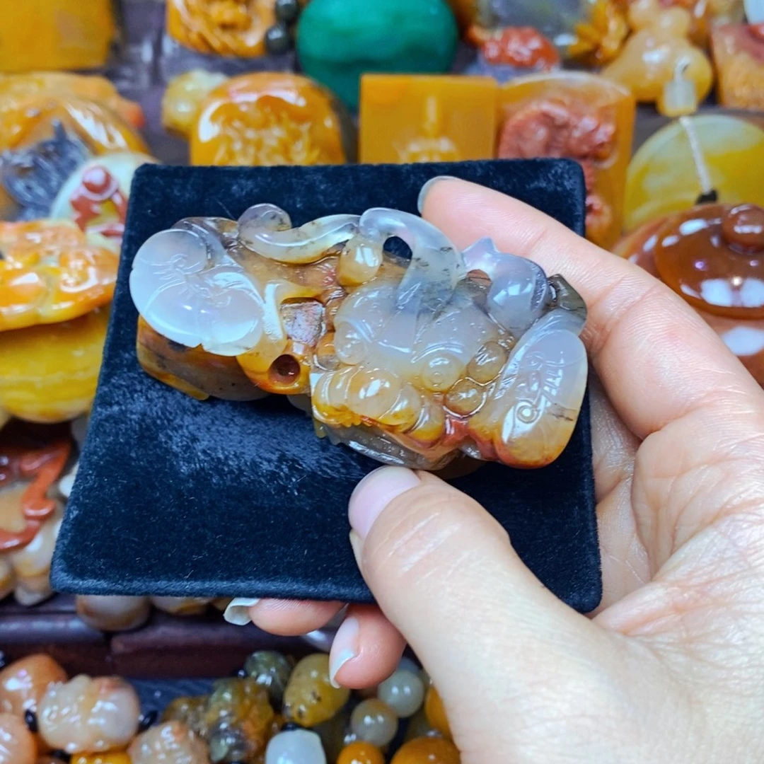 未镶嵌石英质玉（黄龙玉）颈饰