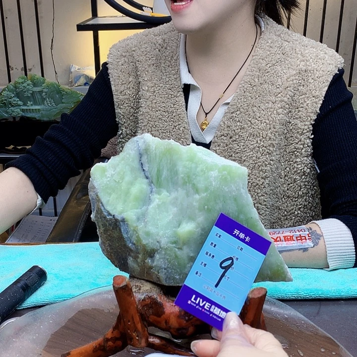 一***勇蛇纹石玉未镶嵌原石