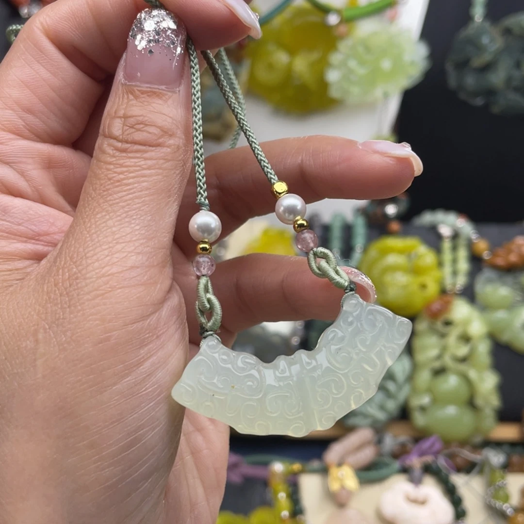 蛇纹石玉未镶嵌颈饰