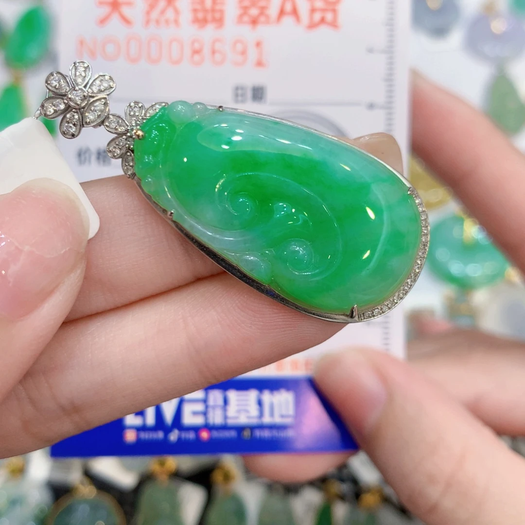 颈饰18K金镶嵌翡翠如意