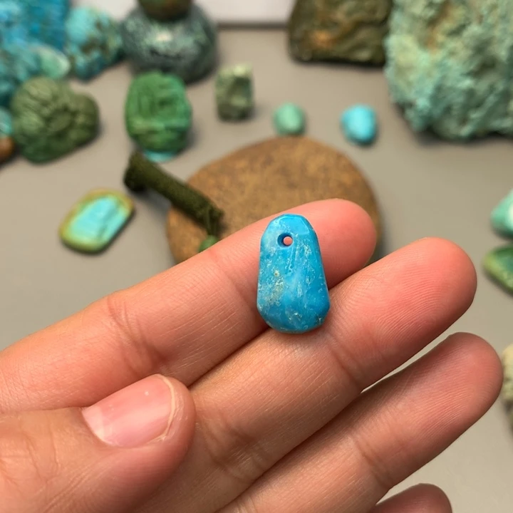 绿松石未镶嵌颈饰