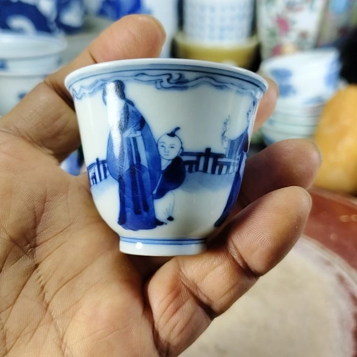 心***着全手工制作的瓷器