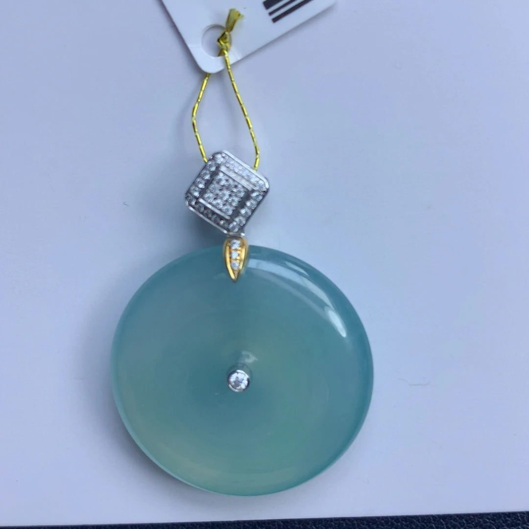 翡翠颈饰未镶嵌平安扣