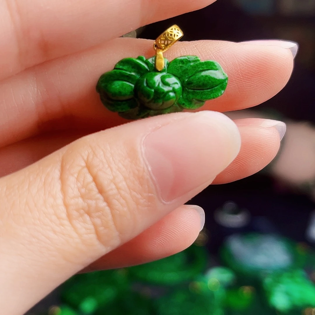 颈饰18K金镶嵌翡翠多样性