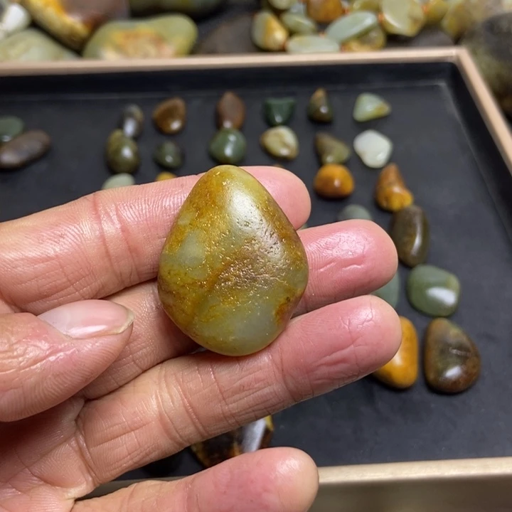 和田玉（糖玉）未镶嵌珠宝奇石