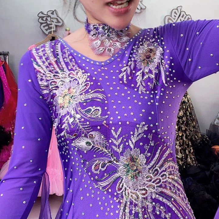 交谊舞队的队长和女