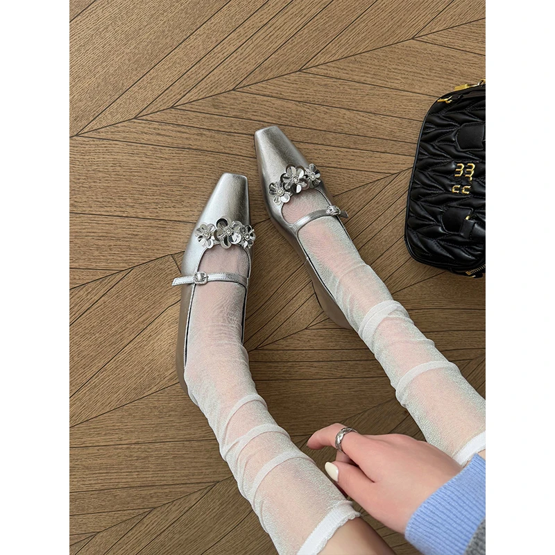 混凝草2025年新款轻奢亮片花朵法式气质一字带小方头单鞋