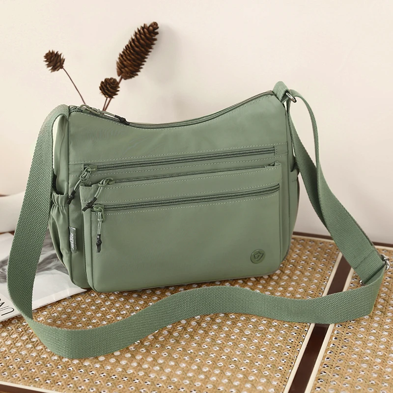大容量斜挎包轻便中年女士背包2025新款牛津布妈妈包旅游单肩布包