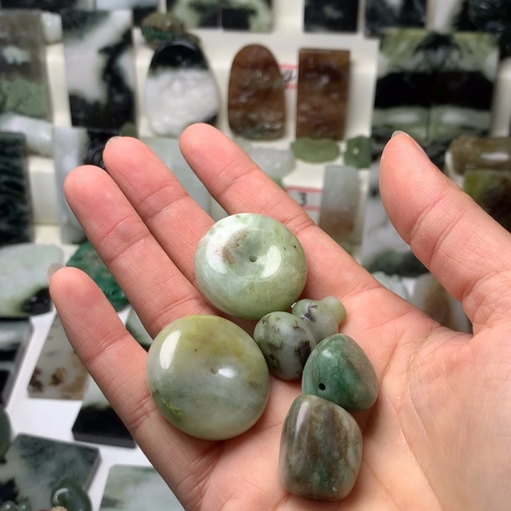 L***n独山玉未镶嵌颈饰