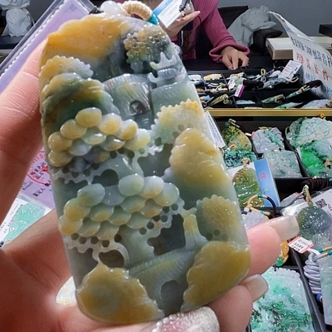 翡翠未镶嵌颈饰一个