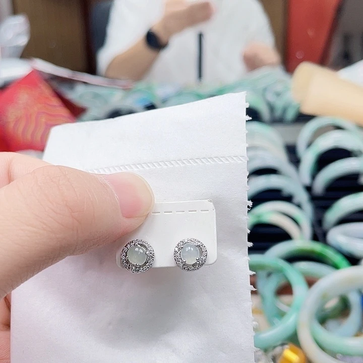 翡翠手镯未镶嵌翡翠