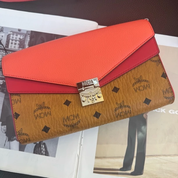 99新 MCM 大麦中古/mcm干邑色拼红色信封/斜挎包