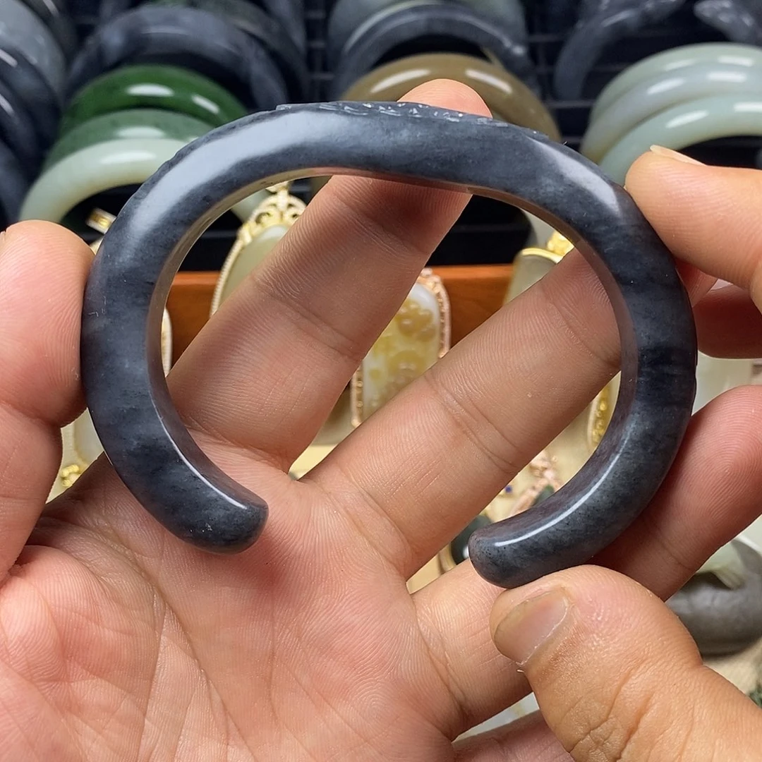 m***k和田玉未镶嵌颈饰