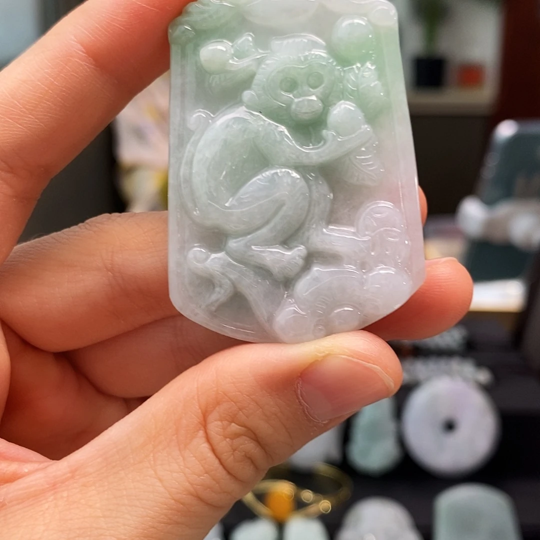 翡翠未镶嵌颈饰猴