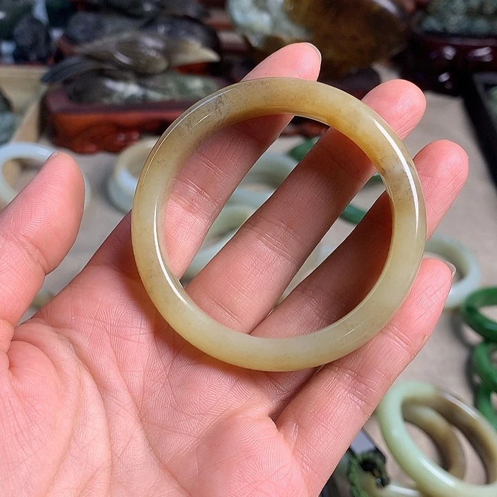 和田玉未镶嵌手镯