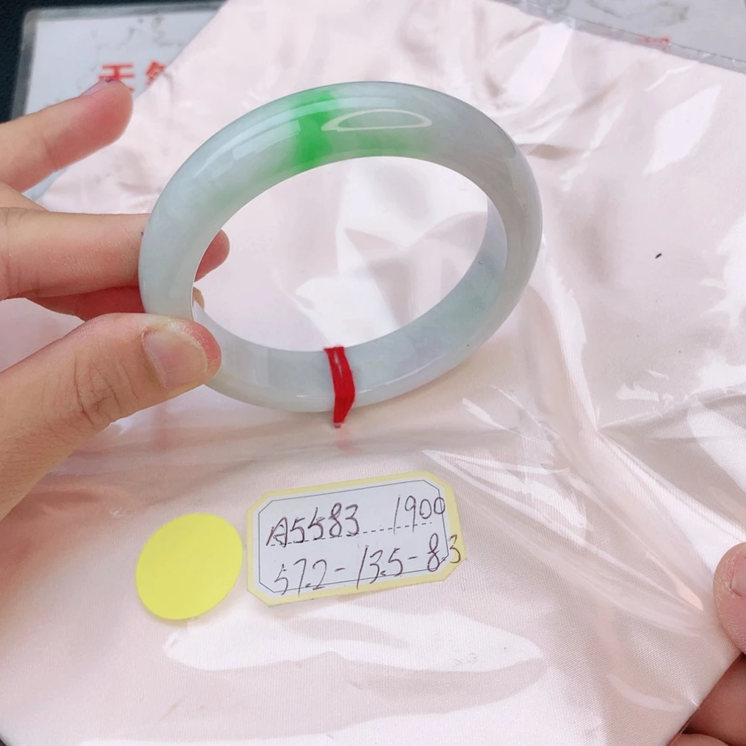 翡翠手镯未镶嵌翡翠