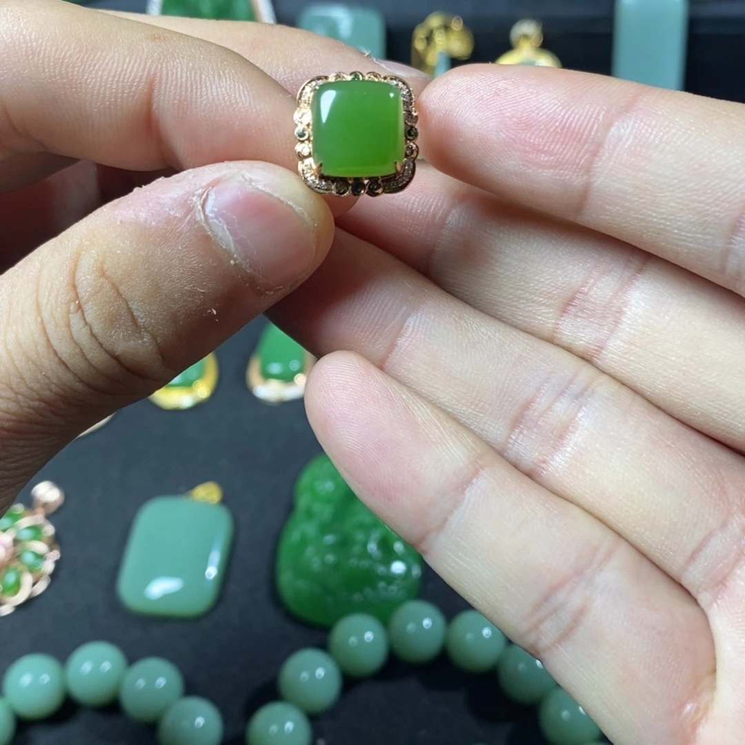 颈饰18K金镶嵌和田玉（碧玉）