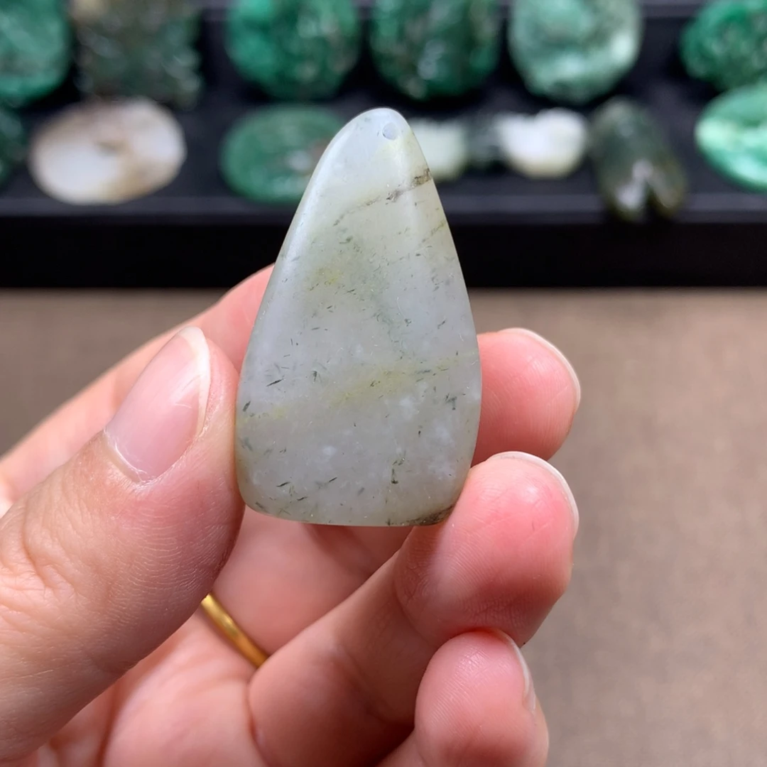 独山玉未镶嵌颈饰