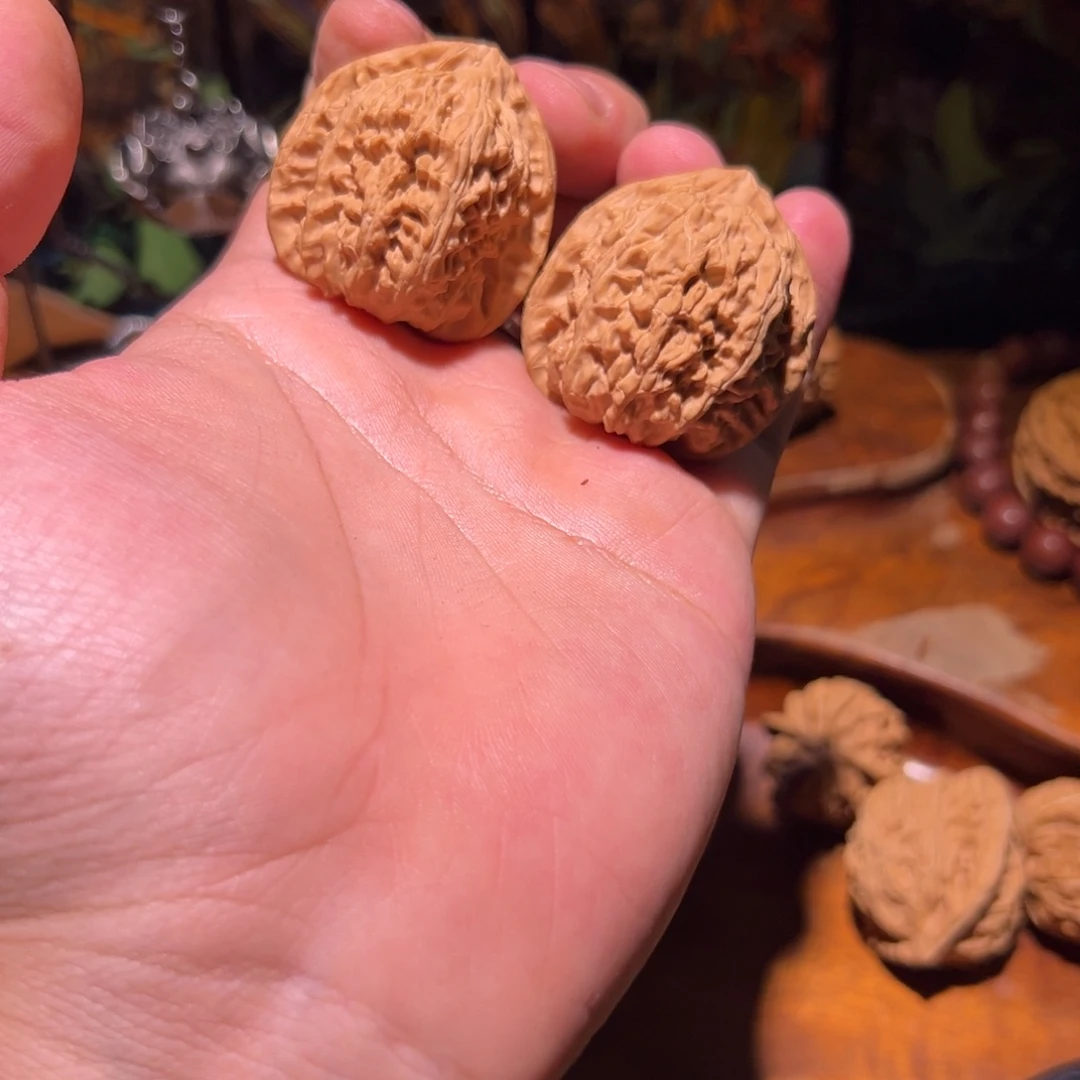 文玩核桃吊坠37三角白一对，有皮质有骨质