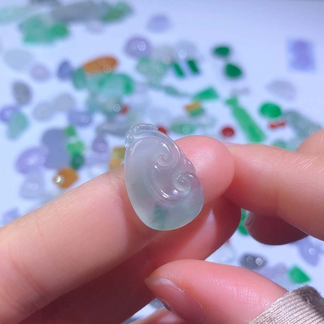 翡翠颈饰未镶嵌如意