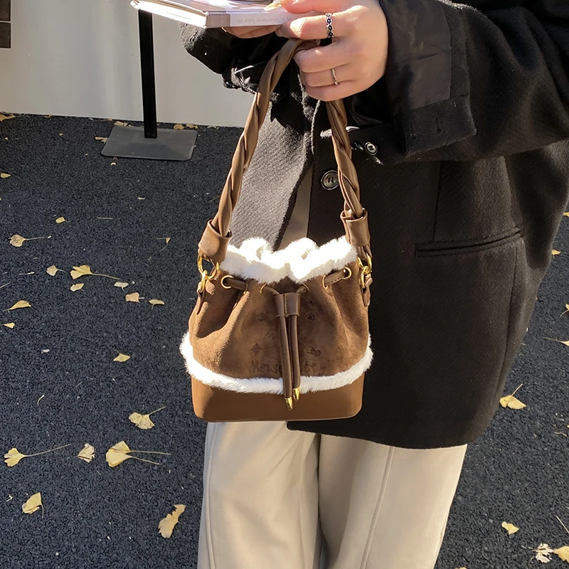 美拉德毛边小包包女2025新款绒面抽绳水桶包秋冬复古斜挎包137