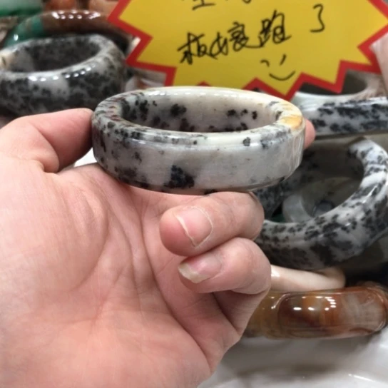 石英质玉手镯未镶嵌未**期