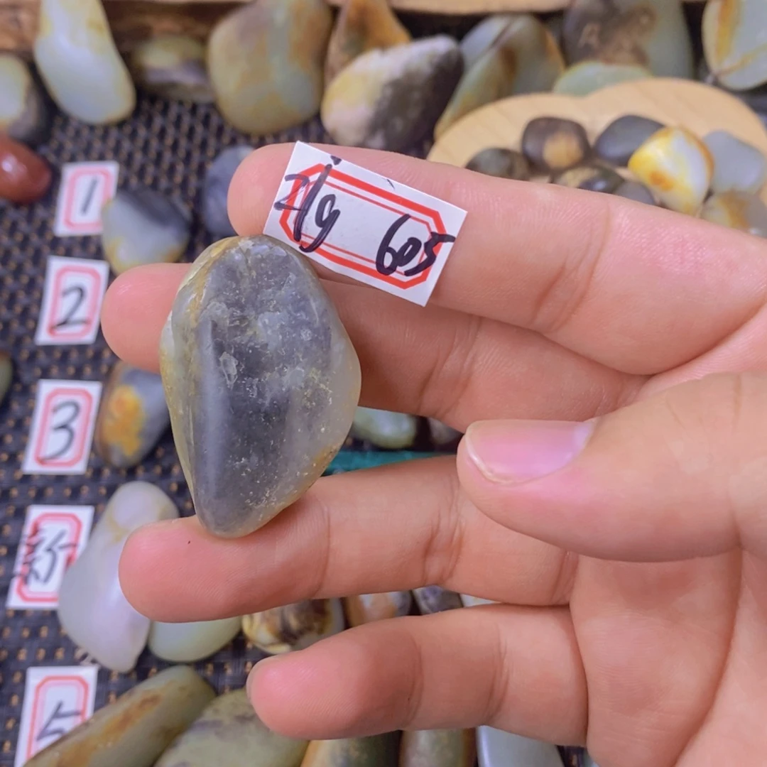 颈饰未镶嵌和田玉（糖玉）