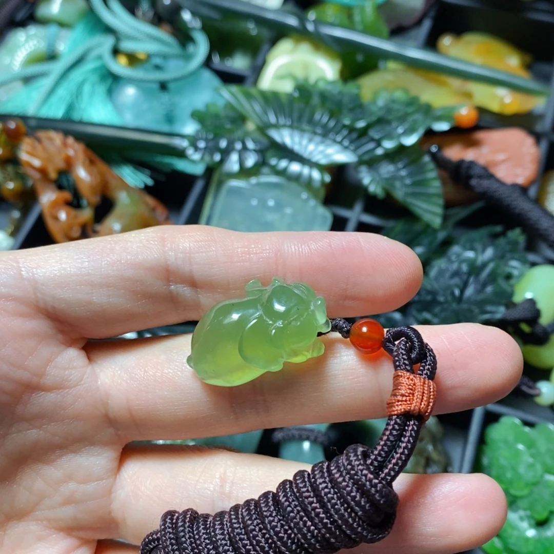 蛇纹石玉未镶嵌颈饰