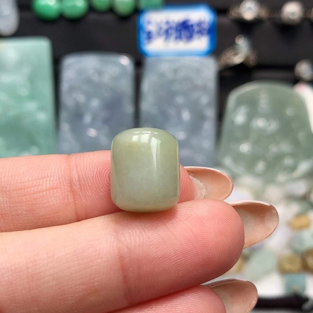 翡翠未镶嵌颈饰筒珠
