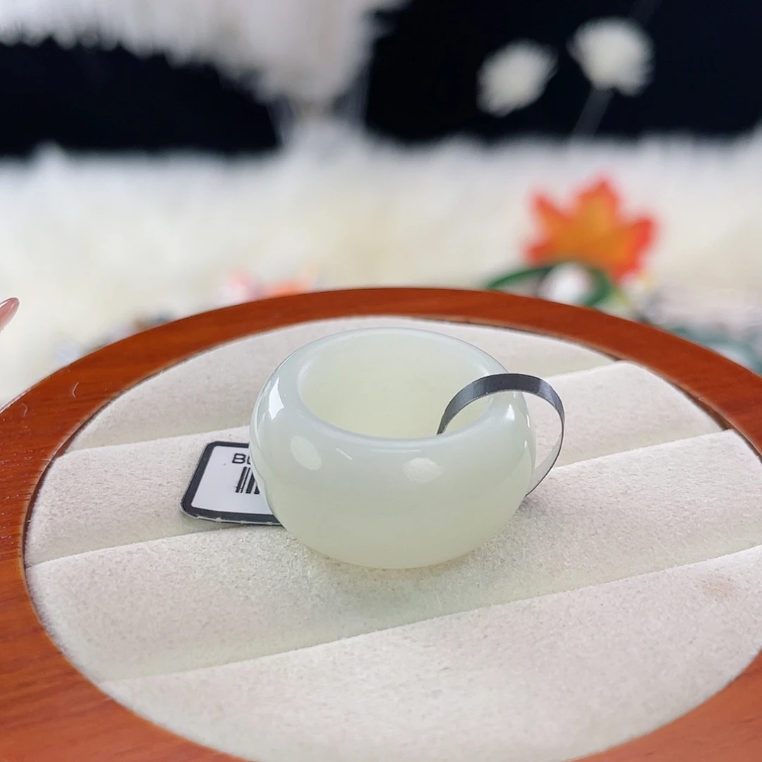 和田玉未镶嵌戒指l。俄白白玉。17.4。不退换