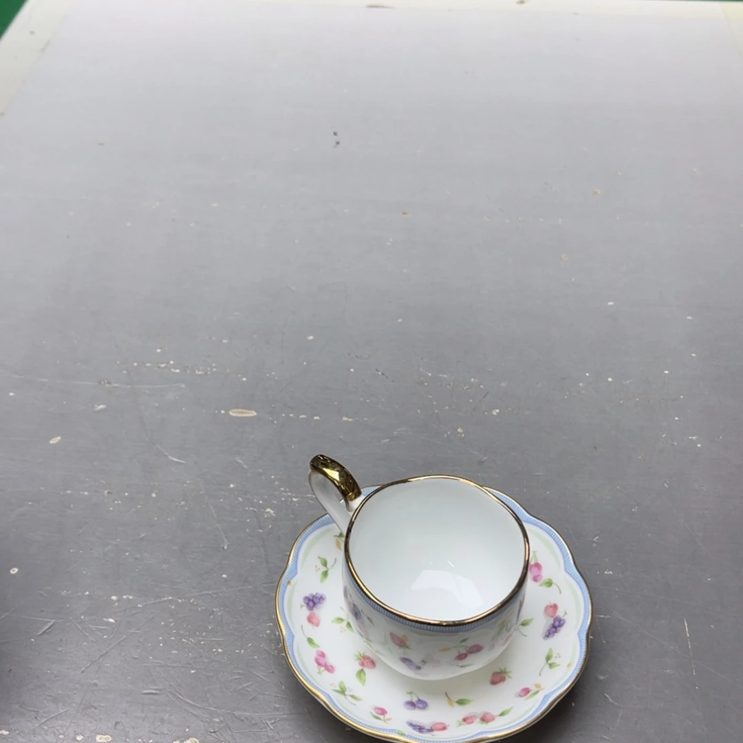 R***k瓷片密密麻麻地铺满