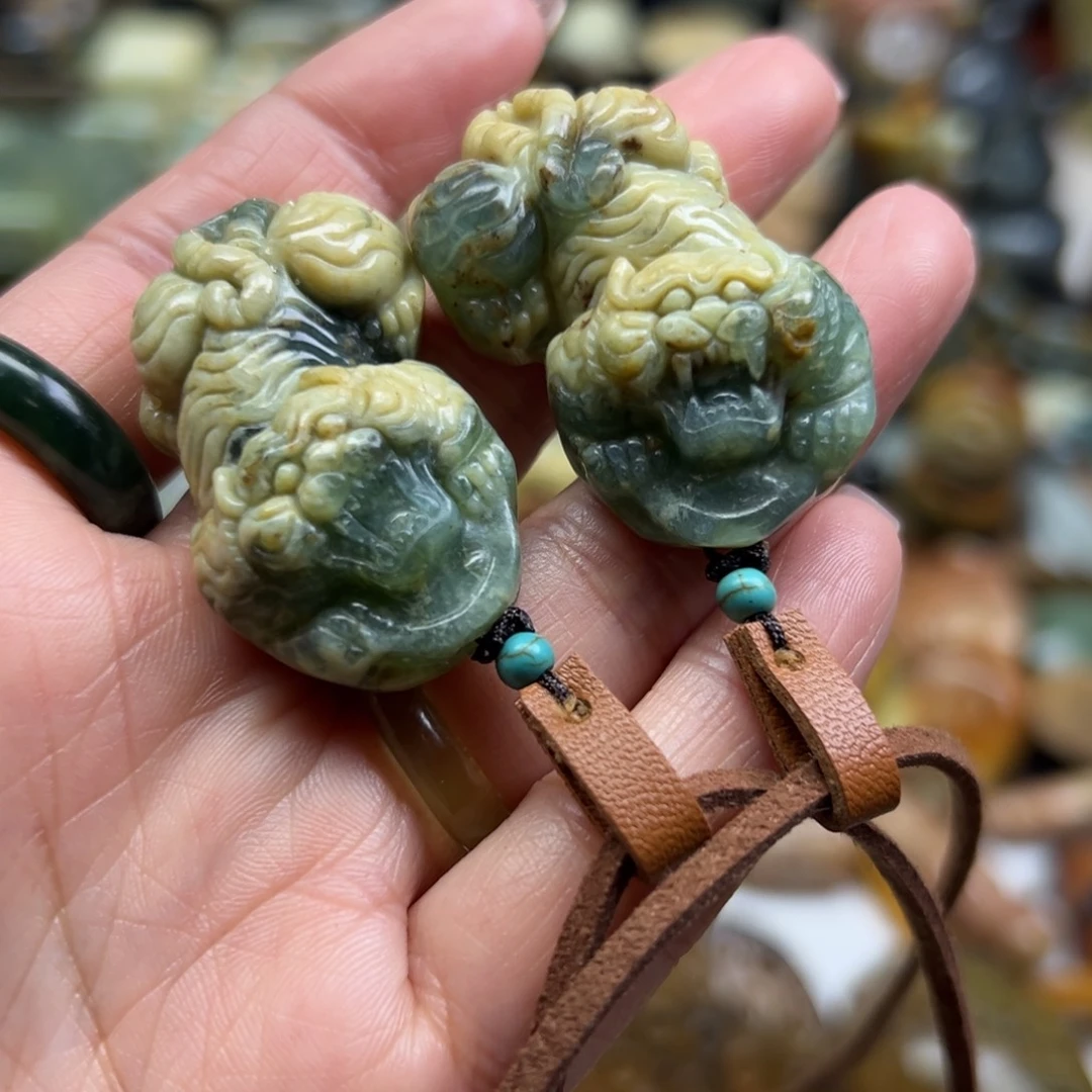 岫玉未镶嵌颈饰花玉老虎一对