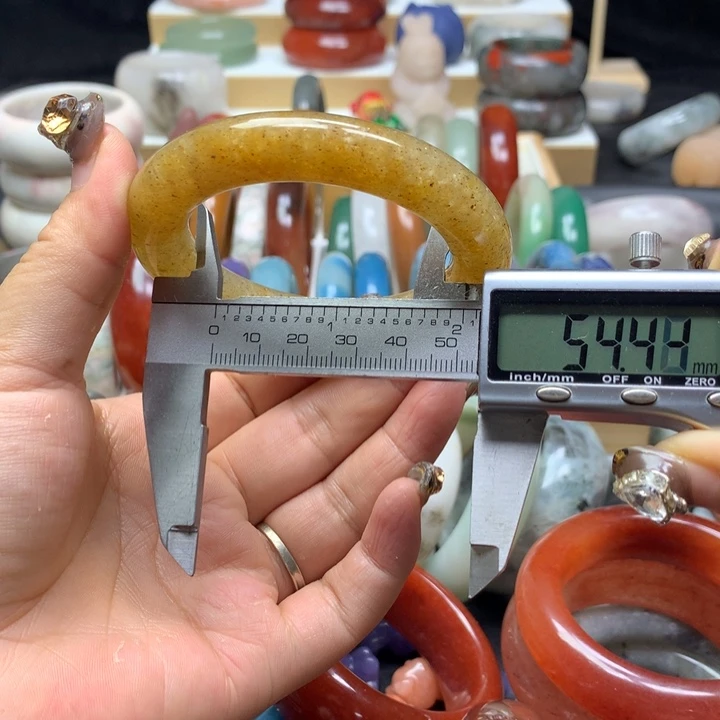 未镶嵌手镯石英质玉
