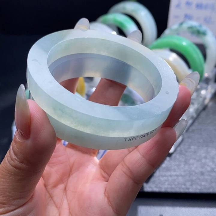 未镶嵌翡翠手镯定制翡翠