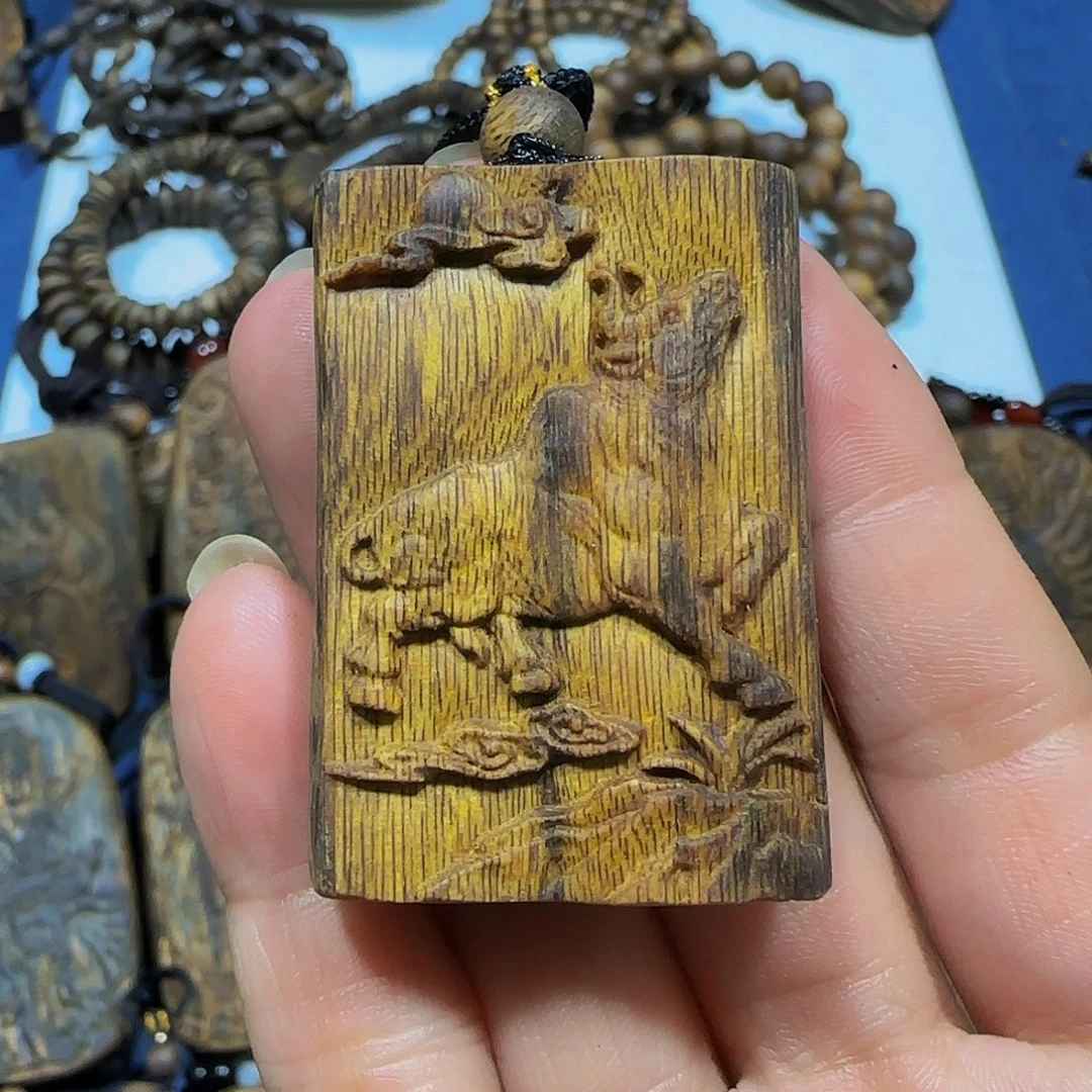 沉香吊坠海南白奇金丝红油牛转乾坤吊坠带绳11克