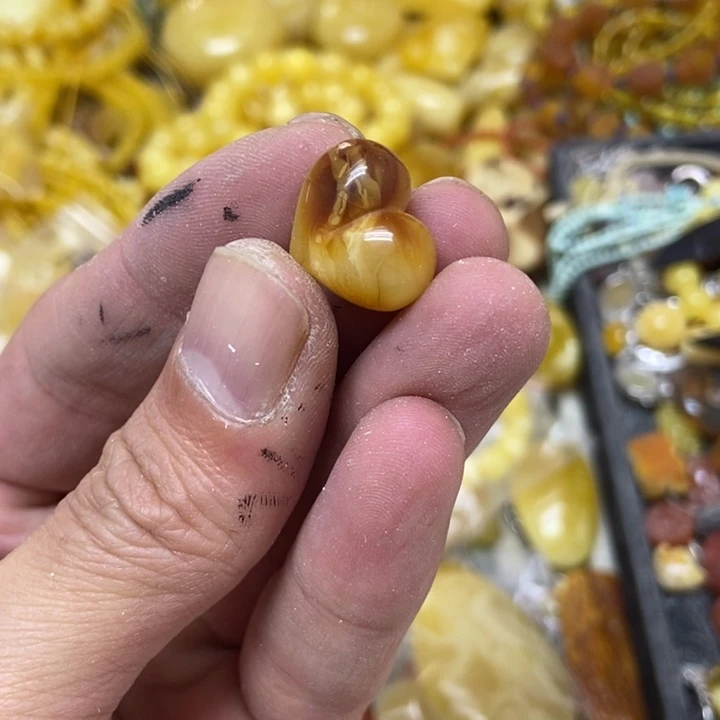 蜜蜡未镶嵌裸石吊坠