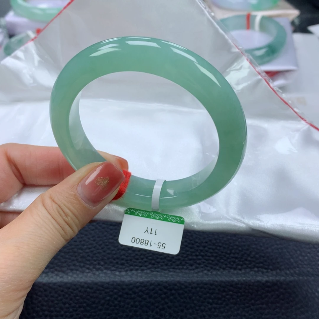 翡翠手镯未镶嵌55圈