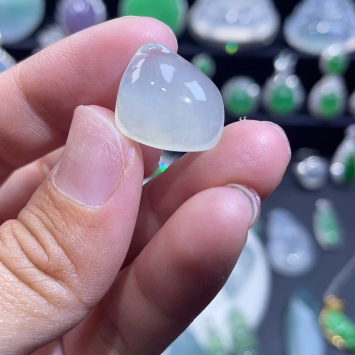 翡翠未镶嵌颈饰随行