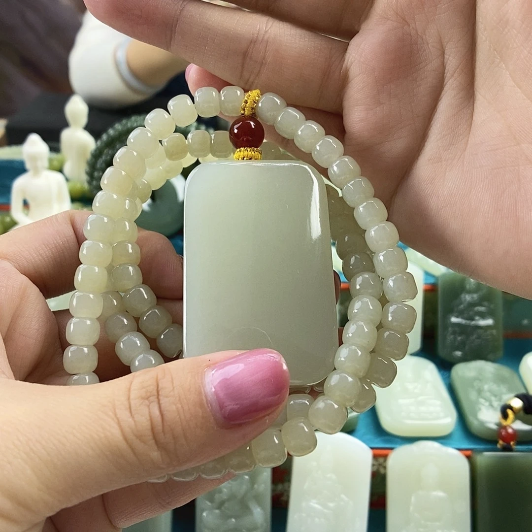 阿***明和田玉未镶嵌颈饰