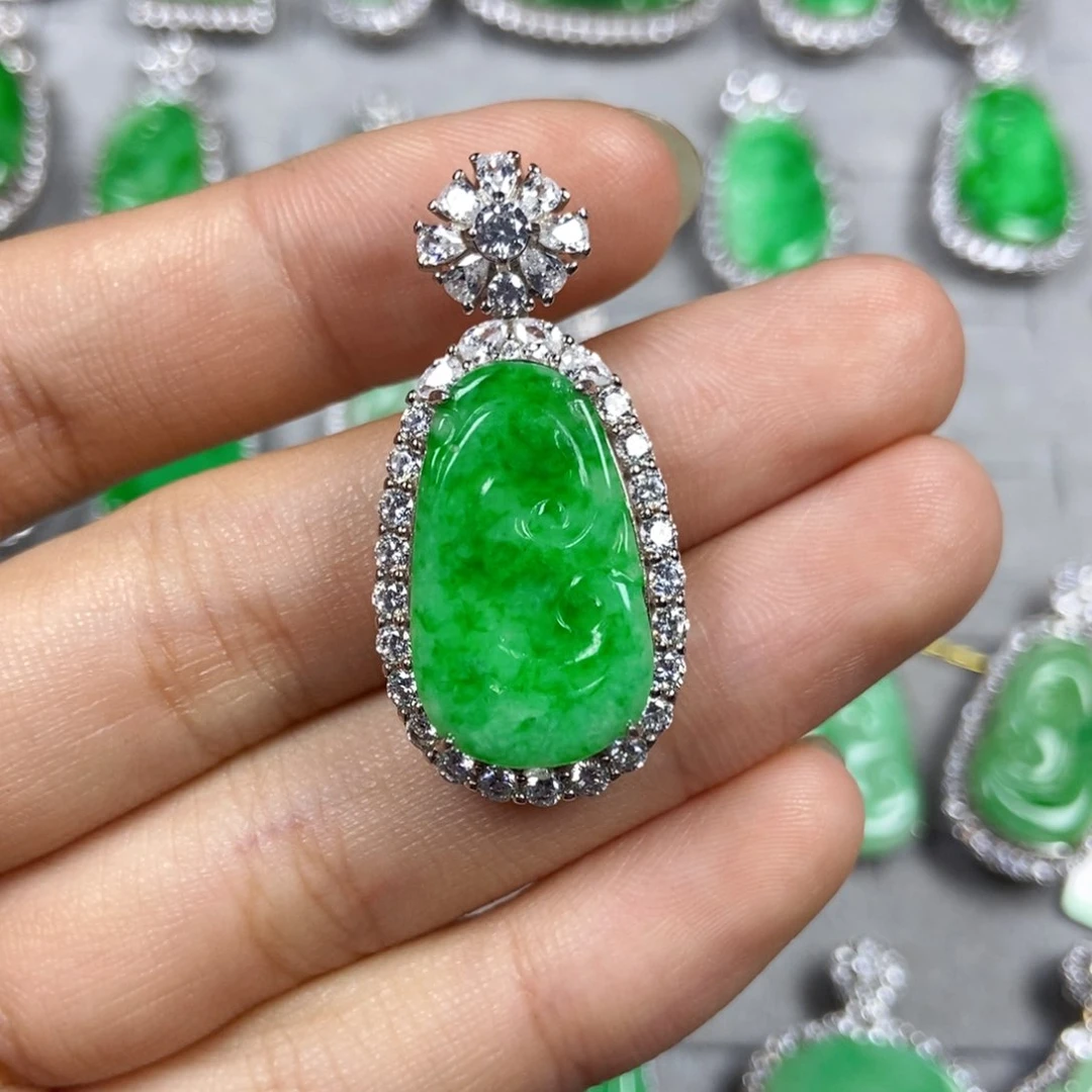 翡翠未镶嵌颈饰如意