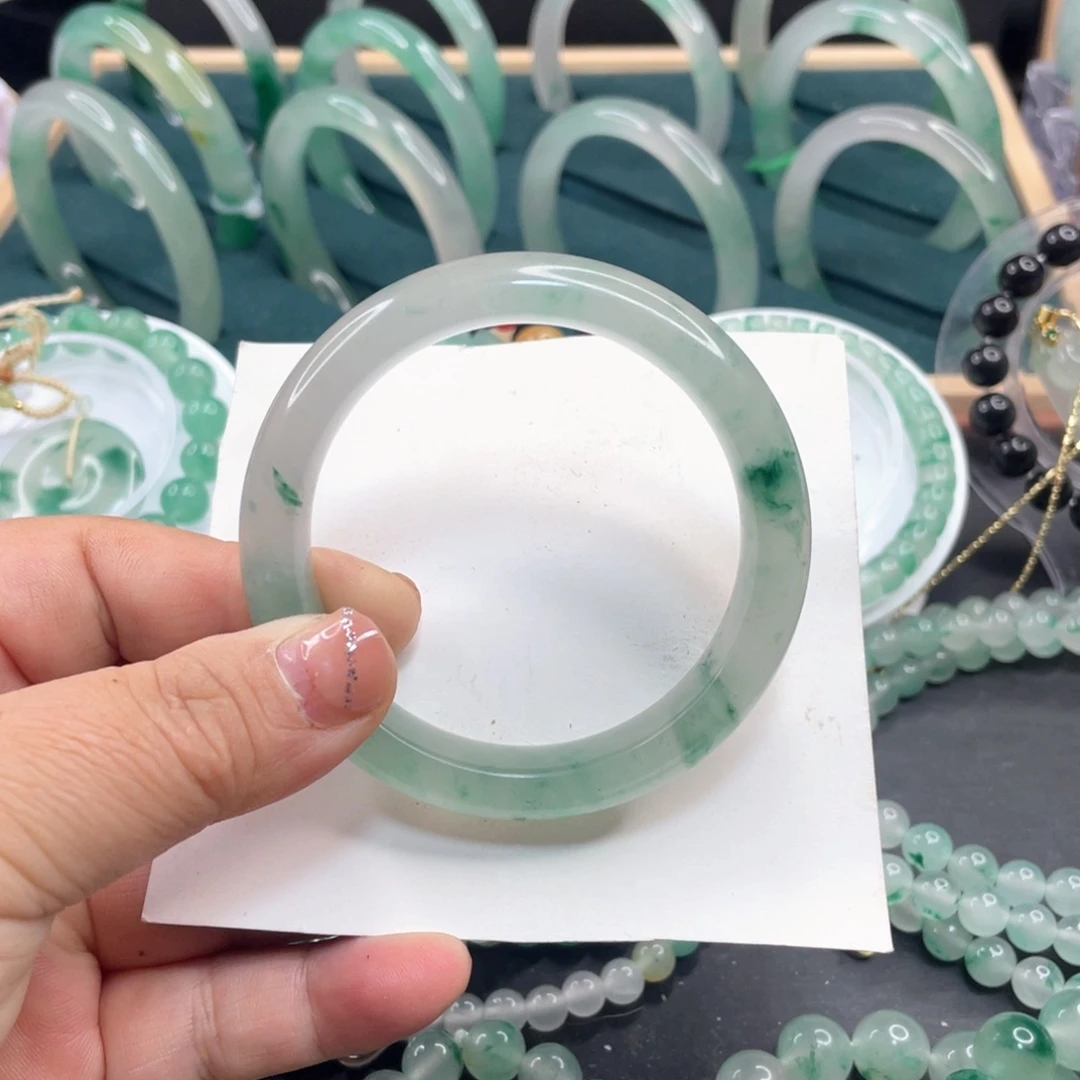 纤***寻石英质玉未镶嵌手镯