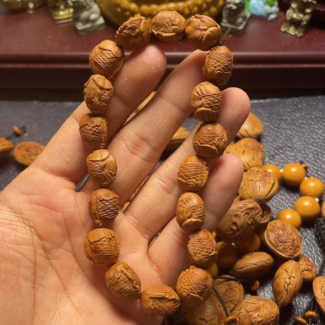 龙纹桃核雕刻瑕疵金鱼