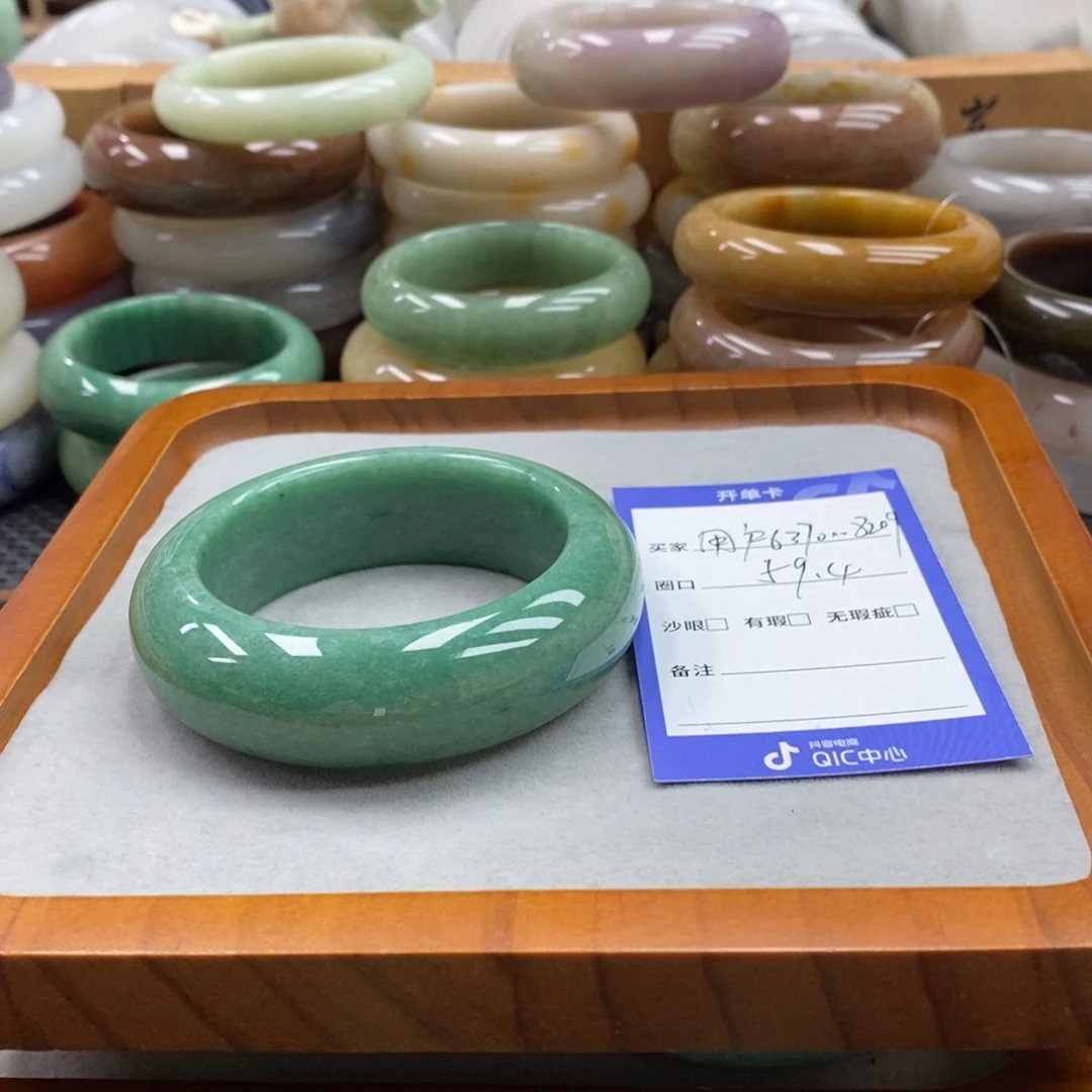 用***9石英质玉手镯未镶嵌