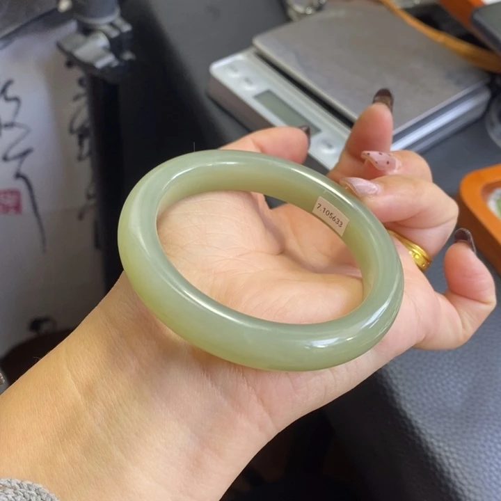 和田玉未镶嵌手镯