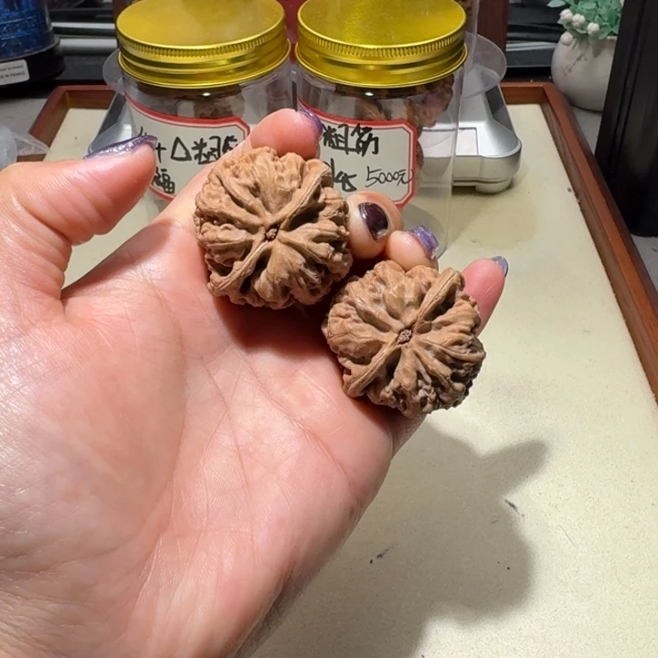 虹***豆文玩核桃吊坠39全品原装粗筋（10级灯牌福利）