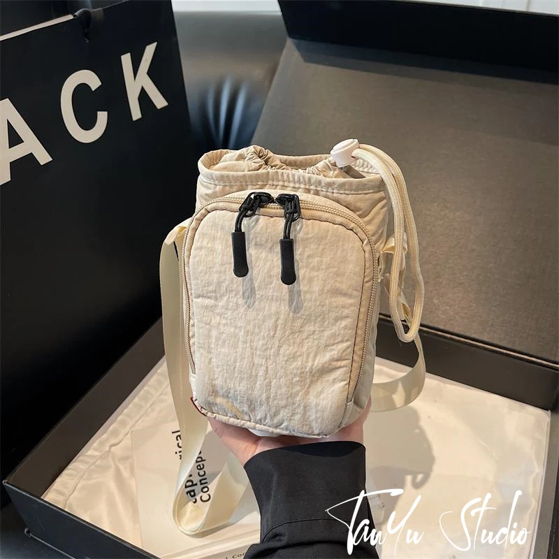 韩版休闲抽绳尼龙小方包女2025新款简约便携斜挎手机包百搭通勤包