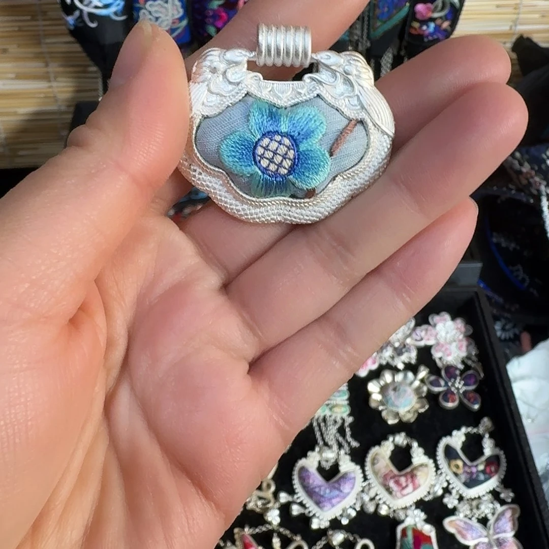 织绣民族风刺绣吊坠