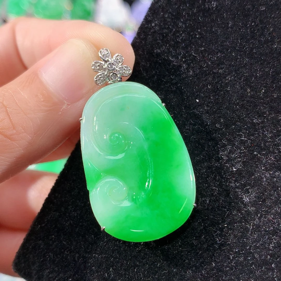 翡翠18K金镶嵌颈饰