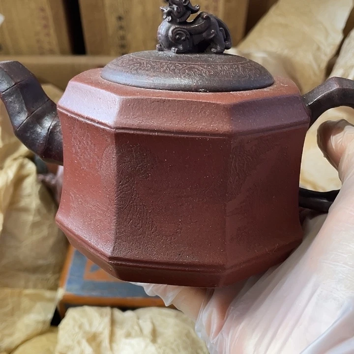 紫砂茶壶原矿泥料手工制作的一把紫砂壶。