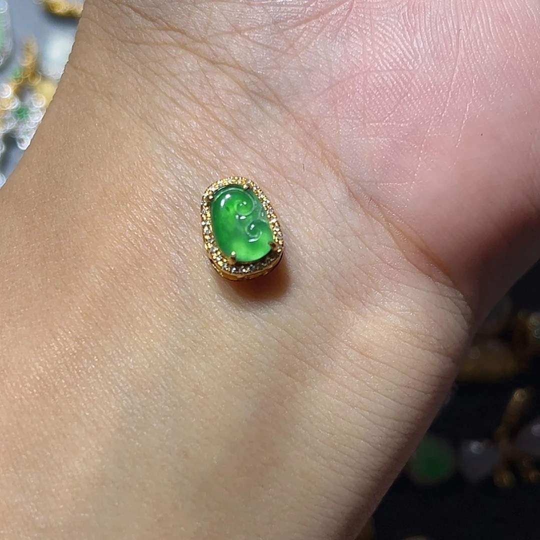 翡翠18K金镶嵌颈饰